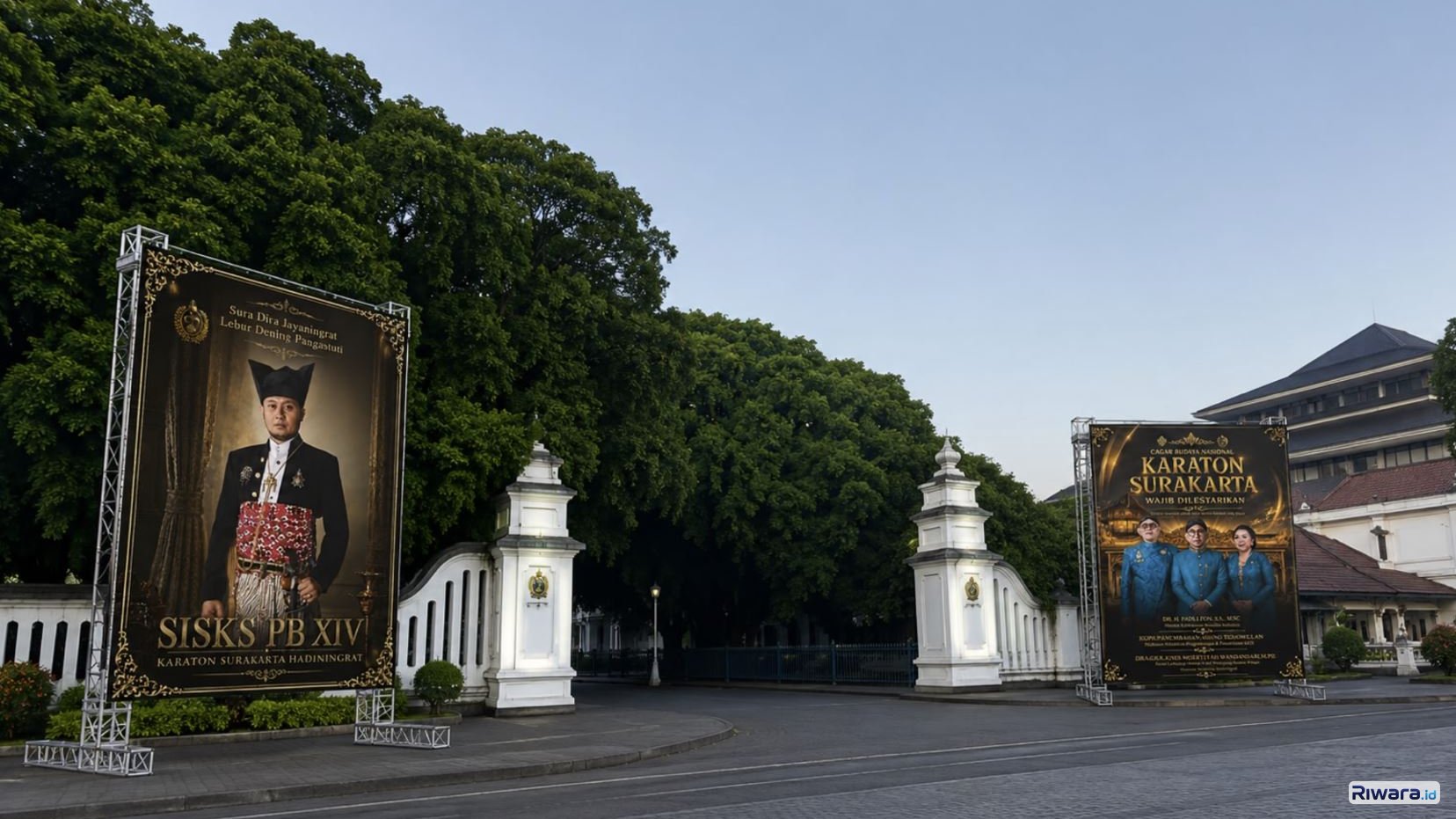Baliho di depan Gapura Gladag yang merupakan gerbang terdepan menuju kompleks Keraton Surakarta